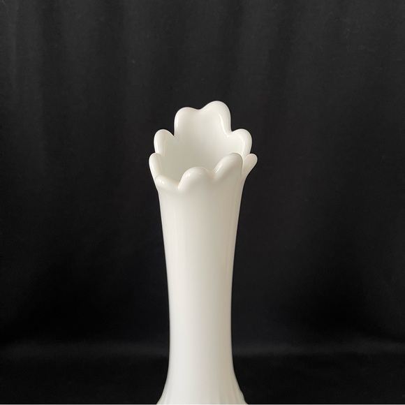 Swung Vase - Fenton Hobnail Milk Glass - Vintage - Picture 8 of 11